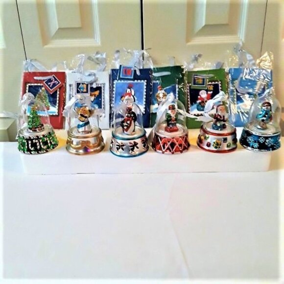 MR. CHRISTMAS VINTAGE SET OF 6 MUSICAL HAND PAINTED DOME BELL ORNAMENTS QVC NWT - Picture 2 of 13